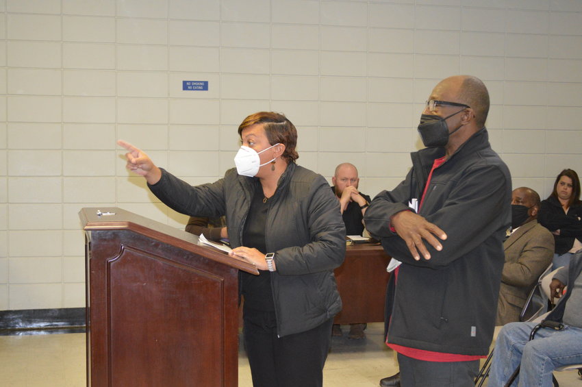 Kizzy Donald points a finger as she addresses the Philadelphia Mayor and Board of Aldermen during the board’s Jan. 4 meeting as the Rev. Willie C. Rush stands behind her. Both residents sent a strong message about rival gangs’ recent violence and shootings. A stray bullet killed innocent bystander Tommie Warren on Dec. 27 outside his home as he took a pizza delivery.