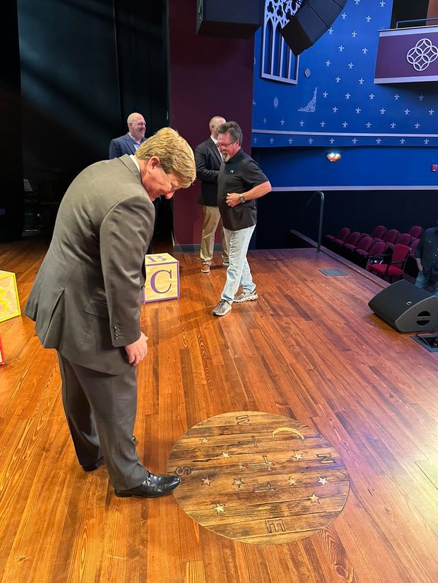 Gov. Tate Reeves admires the “compass” on the stage at the Ellis.